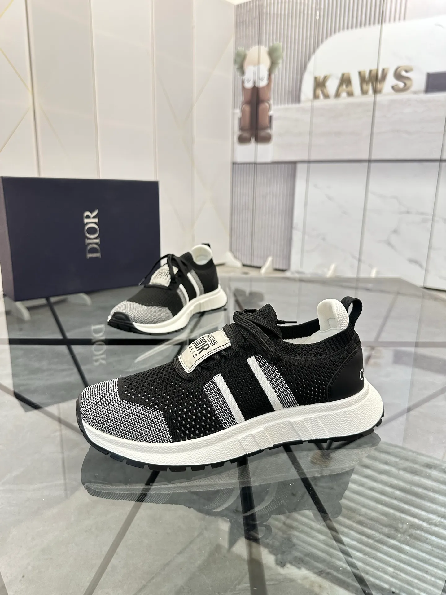 Selling men's shoes 💰: 💰P400¥ Product trademark: Dior* "Dior*" low-top casual shoes Regular size: 38-44 (can be customized to 45) Product materials: Imported breathable fly knit upper, breathable lining, original outsole. Number: 558